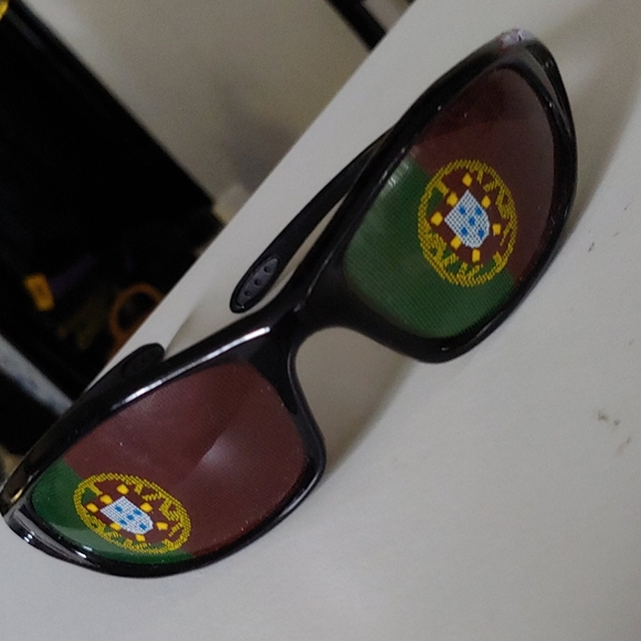 Portugal shirt/sunglasses - Picture 3 of 4